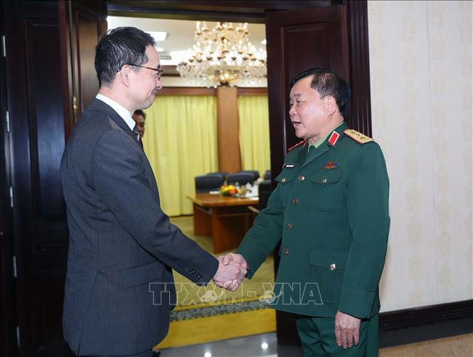Vietnam's Deputy Defense Minister Senior Lieutenant General Hoang Xuan Chien (R) and Japan’s Vice Minister of Defence for International Affairs Serizawa Kiyoshi (L). VNA Photo: Trọng Đức
