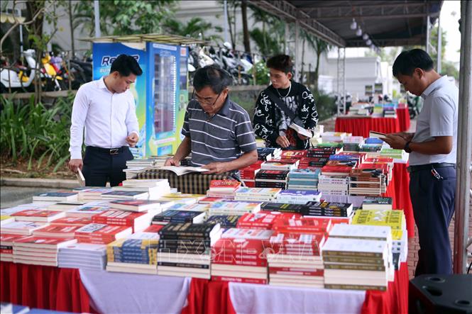 Ngày hội đã giới thiệu gần 1.000 đầu sách mới nhất, sách hay và có giá trị đến với công chúng nhằm tôn vinh giá trị của sách, khẳng định vai trò, vị trí, tầm quan trọng của sách trong đời sống xã hội. Ảnh: Trần Lê Lâm - TTXVN 