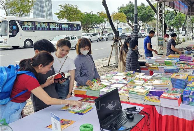 Khách tham quan đọc, mua sách tại Ngày hội. Ảnh: Trần Lê Lâm - TTXVN 