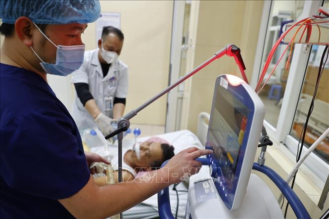 Khi tới buồng bệnh của Khoa Hồi sức Cấp cứu, bệnh nhân sẽ được chuyển sang thở máy để điều trị. Ảnh: Minh Quyết – TTXVN