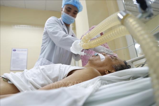 Sau thời gian chuyển đến, bệnh nhân được ổn định và điều trị tại Khoa. Ảnh: Minh Quyết – TTXVN