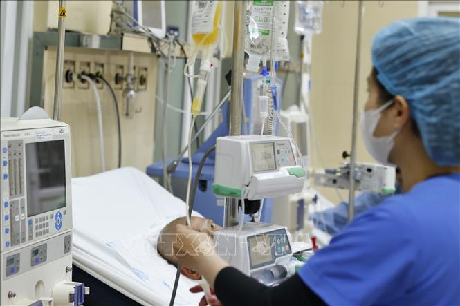 Công việc hôm nay của điều dưỡng viên Bình là thay băng gạc, nước truyền, tiêm thuốc cho bệnh nhân… Ảnh: Minh Quyết – TTXVN