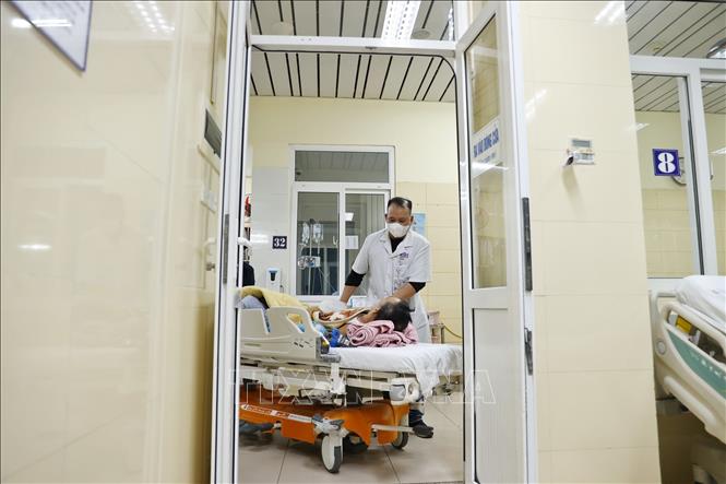 Một bệnh nhân nặng được chuyển đến từ khoa Ngoại Thần kinh trong tình trạng hôn mê sâu. Ảnh: Minh Quyết – TTXVN