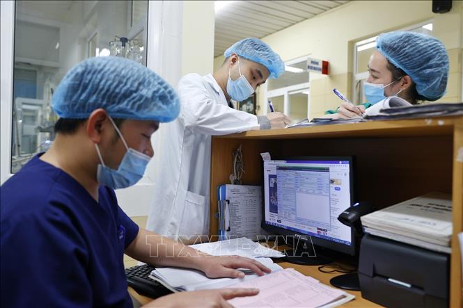 Một kịp trực đêm sẽ có 1 bác sĩ và 3 điều dưỡng viên, kéo dài từ 17h hôm trước đến 12h hôm sau. Ảnh: Minh Quyết – TTXVN
