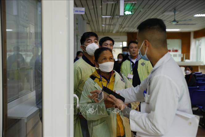 Sự lo lắng của người nhà khi bệnh nhân được đưa đến Khoa Hồi sức Cấp cứu, Bệnh viện K Trung ương. Ảnh: Minh Quyết – TTXVN