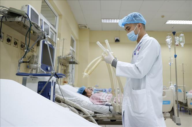 Khi có thông báo chuẩn bị có bệnh nhân nặng chuyển từ khoa khác tới, điều dưỡng viên Khoa Hồi sức Cấp cứu liền chuẩn bị máy thở và những đồ dùng cần thiết. Ảnh: Minh Quyết – TTXVN