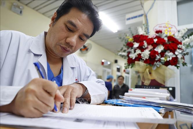 Bác sĩ Nghĩa lên phác đồ điều trị ngay cho bệnh nhân. Ảnh: Minh Quyết – TTXVN