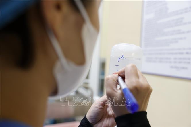 Các hạng mục thuốc được ghi lại để điều trị cho bệnh nhân trong ca trực. Ảnh: Minh Quyết – TTXVN
