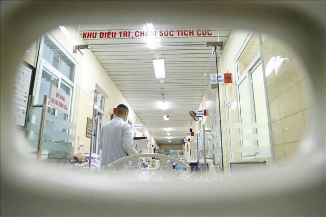 Khoa Hồi sức cấp cứu điều trị chủ yếu những bệnh nhân nặng suy hô hấp, tuần hoàn, thở máy… Ảnh: Minh Quyết - TTXVN