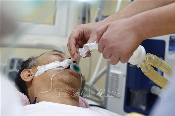 Bệnh nhân được chuyển sang thở máy thay cho quả bóp. Ảnh: Minh Quyết – TTXVN
