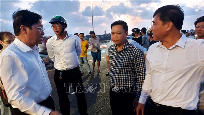 Phó Chủ tịch UBND tỉnh Bà Rịa-Vũng Tàu Lê Ngọc Khánh (đeo kính, bìa trái) và Giám đốc Sở Giao thông vận tải tỉnh Bà Rịa-Vũng Tàu Trần Thượng Chí (bìa phải) có mặt tại hiện trường chỉ đạo giải quyết. Ảnh: Đoàn Mạnh Dương - TTXVN

