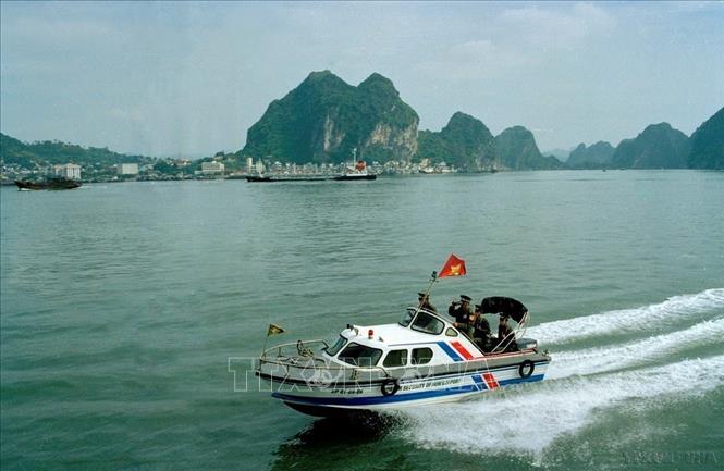 Chiến sĩ đội tuần tra Đồn Biên phòng cửa khẩu cảng Hòn Gai (Quảng Ninh) tuần tra, giữ gìn an binh trên biển (2000). Ảnh: Phùng Triệu - TTXVN