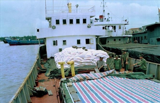 Đồn Biên phòng cửa khẩu Thuận An (Thừa Thiên - Huế) kiểm tra, kiểm soát tàu vào cảng  (1998). Ảnh: Hà Việt - TTXVN