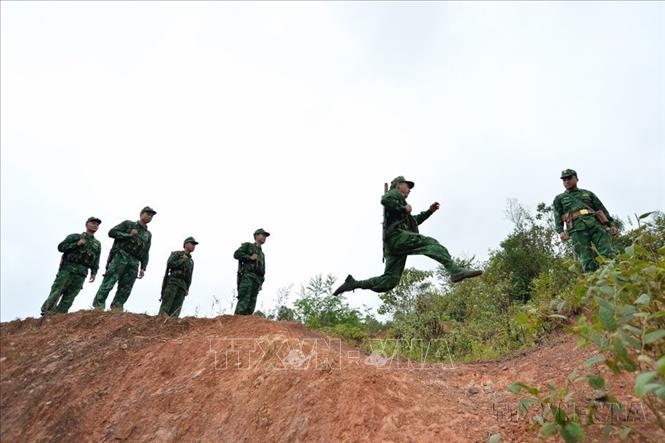 Những bước chân không mỏi của cán bộ, chiến sĩ Đồn Biên phòng A Pa Chải (Điện Biên) góp phần bảo vệ vững chắc đường biên, mốc giới của Tổ quốc. Ảnh: Minh Đức – TTXVN