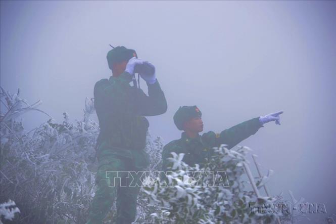 Cán bộ, chiến sĩ Đồn Biên phòng Xín Cái (Hà Giang) tuần tra giữa băng tuyết bao phủ. Ảnh: TTXVN phát