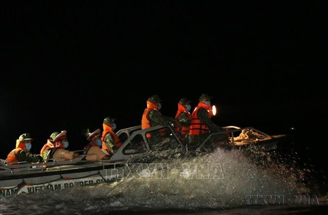 BĐBP Đồng Tháp phối hợp với lực lượng công an tổ chức tuần tra, kiểm soát trên sông trong đêm, đoạn cửa khẩu biên giới tiếp giáp với tỉnh Pray Veng (Campuchia). Ảnh: Chương Đài - TTXVN