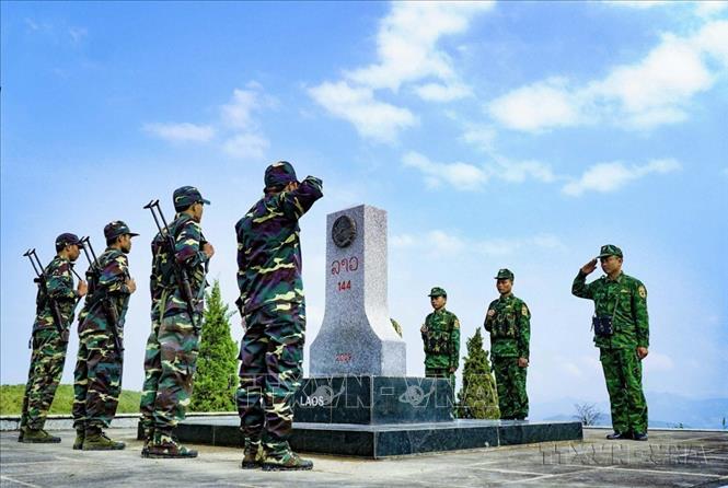 BĐBP tỉnh Điện Biên phối hợp lực lượng biên phòng của Lào trong bảo vệ đường biên, cột mốc. Ảnh: Xuân Tư – TTXVN