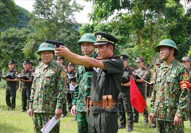 Bộ Chỉ huy BĐBP tỉnh Điện Biên tổ chức tập huấn thực hành bắn súng K54 cho cán bộ Bộ Chỉ huy Quân sự tỉnh Phongsaly, Lào. Ảnh: TTXVN phát