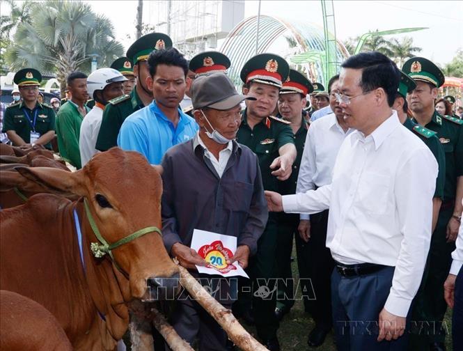 Chủ tịch nước Võ Văn Thưởng tặng bò cho hộ nghèo trong chương trình 
