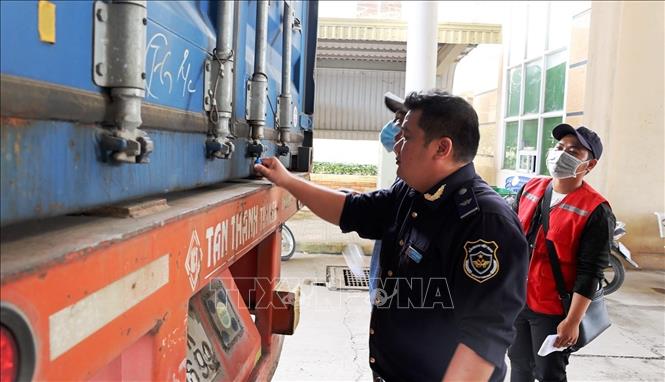 Lực lượng Hải quan Cửa khẩu quốc tế Mộc Bài kiểm tra chì niêm phong của các phương tiện làm thủ tục nhập khẩu tại Cửa khẩu quốc tế Mộc Bài. Ảnh: Thanh Tân - TTXVN