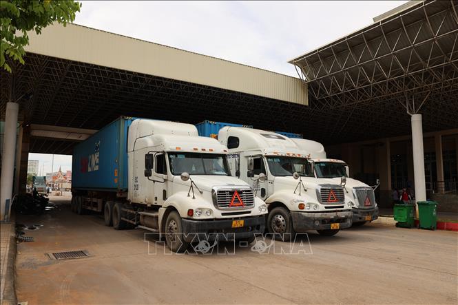 Các phương tiện đang chờ làm thủ tục nhập khẩu hàng hóa tại Cửa khẩu quốc tế Mộc Bài. Ảnh: Thanh Tân - TTXVN