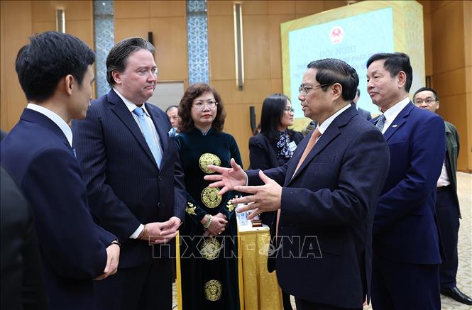 Prime Minister Pham Minh Chinh meets delegates at the conference. VNA Photo: Dương Giang