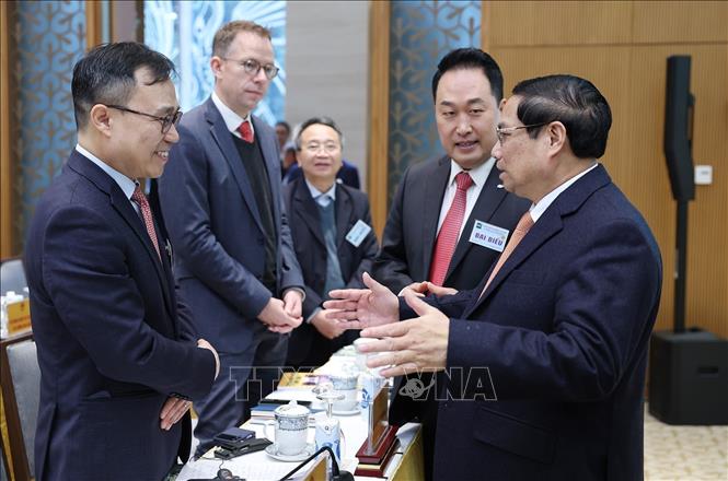 Prime Minister Pham Minh Chinh meets delegates at the conference. VNA Photo: Dương Giang