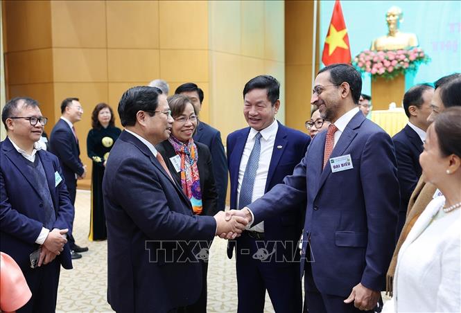 Prime Minister Pham Minh Chinh meets delegates at the conference. VNA Photo: Dương Giang