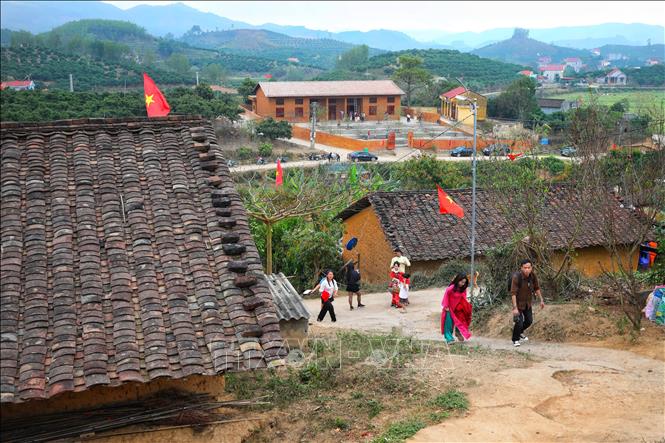 Khách du lịch tham quan thôn Bắc Hoa, xã Tân Sơn (Lục Ngạn, Bắc Giang). Ảnh: Danh Lam - TTXVN