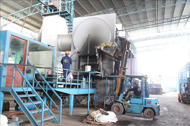Công nhân nhà máy xử lý rác thải của Công ty trách nhiệm hữu hạn một thành viên môi trường xanh Huê Phương VN vận hành lò đốt rác. Nhà máy xử lý rác thải của Công ty được đầu tư công nghệ khá hiện đại, giảm thiểu tác động ảnh hưởng đến môi trường. Ảnh: Thanh Tân - TTXVN