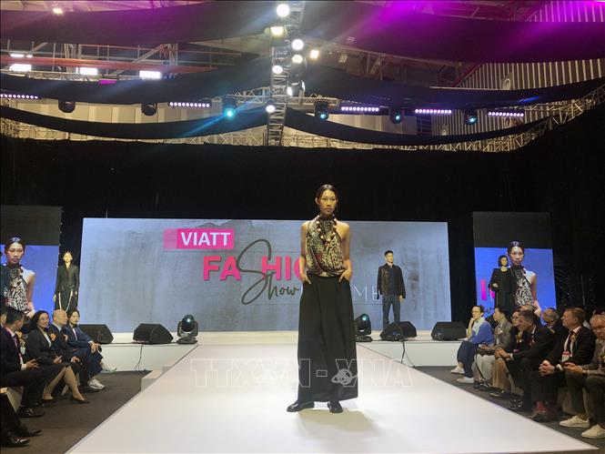 A fashion show within the fair. VNA Photo: Mỹ Phương 