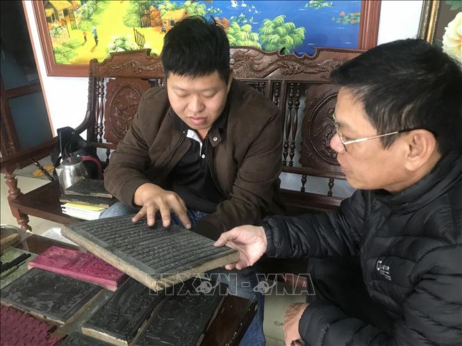 Bản kinh Phật được các nghệ nhân lưu giữ hàng trăm năm. Ảnh: Tiến Vĩnh - TTXVN