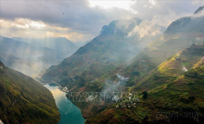 Nho Que river in Ha Giang province is a blue gem that lies within the majestic mountains. VNA Photo