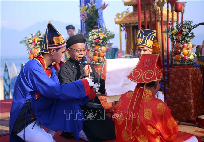 Ban tổ chức thực hiện nghi Lễ chính cầu an, cầu ngư. Ảnh: Trần Lê Lâm - TTXVN