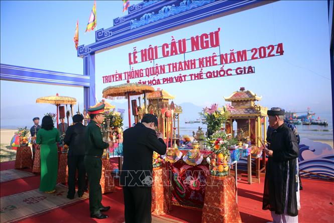 Đại diện lãnh đạo thành phố dâng hương tại Lễ Cầu ngư. Ảnh: Trần Lê Lâm - TTXVN