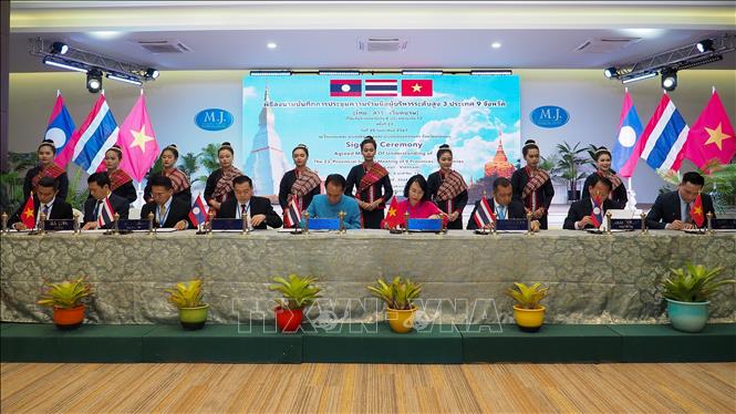 The 23rd conference of the nine provinces of Vietnam, Laos, and Thailand that share the use of Road 8 and Road 12 agrees to continue promoting cooperation in education, health care, culture, sports, tourism, science, and technology. Photo by courtesy/ VNA