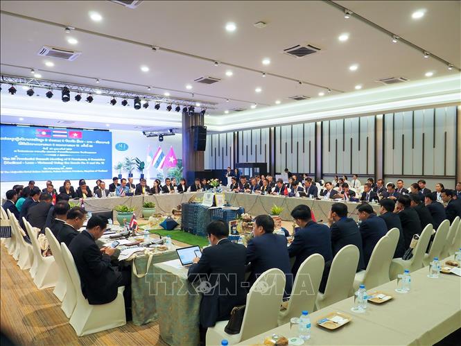 The 23rd conference of the nine provinces of Vietnam, Laos, and Thailand that share the use of Road 8 and Road 12 agrees to continue promoting cooperation in education, health care, culture, sports, tourism, science, and technology. Photo by courtesy/ VNA