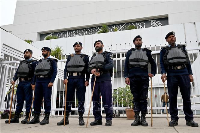 Lực lượng an ninh gác bên ngoài tòa nhà Quốc hội ở thủ đô Islamabad khi các nhà lập pháp Pakistan khóa mới họp phiên đầu tiên, ngày 29/2/2024. Ảnh: AFP/TTXVN