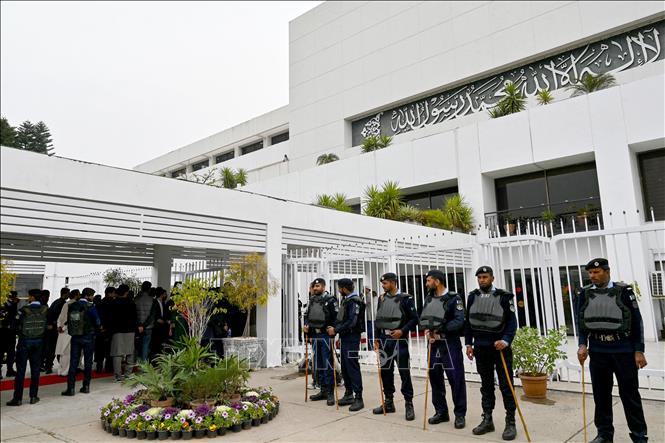 Lực lượng an ninh gác bên ngoài tòa nhà Quốc hội ở thủ đô Islamabad khi các nhà lập pháp Pakistan khóa mới họp phiên đầu tiên, ngày 29/2/2024. Ảnh: AFP/TTXVN