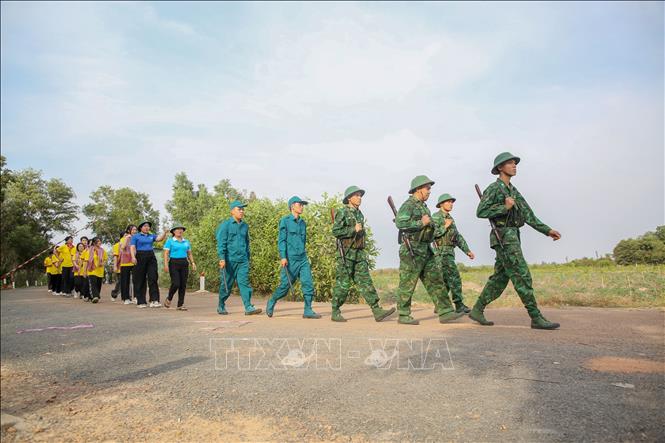 Học sinh đi thực tế để hiểu về nhiệm vụ lực lượng Bộ đội Biên phòng trên tuyến biên giới Tây Ninh. Ảnh: Giang Phương – TTXVN