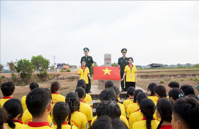 Học sinh được cán bộ Biên phòng truyền đạt những kiến thức cơ bản về biên giới quốc gia. Ảnh: Giang Phương – TTXVN