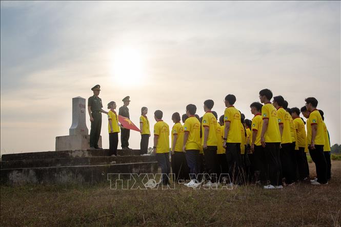 Học sinh được cán bộ Biên phòng truyền đạt những kiến thức cơ bản về biên giới quốc gia. Ảnh: Giang Phương – TTXVN