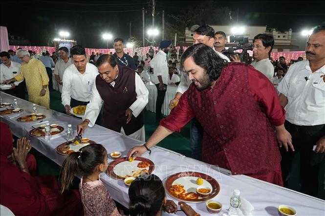 Tỷ phú Mukesh Ambani (giữa) tại bữa tiệc chiêu đãi trước đám cưới con trai ở Jamnagar ngày 28/2/2024. Ảnh: AFP/TTXVN