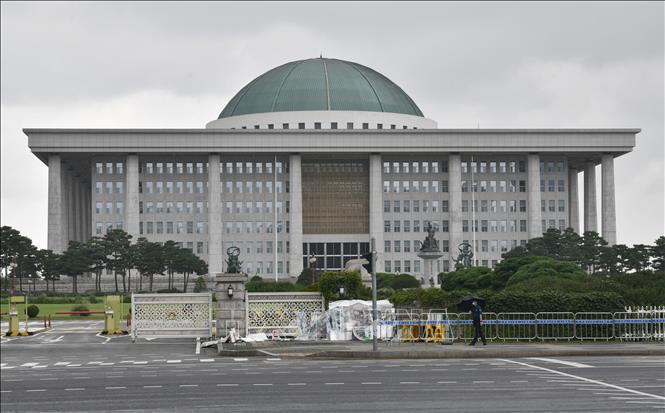 (Tư liệu) Tòa nhà Quốc hội Hàn Quốc tại thủ đô Seoul ngày 27/8/2020. Ảnh: AFP/TTXVN