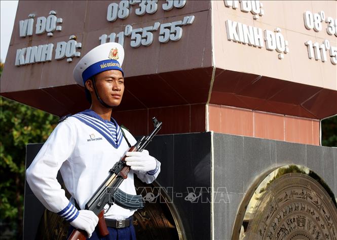 Chiến sĩ Mai Văn Chương làm nhiệm vụ ở Cột mốc chủ quyền đảo Trường Sa. Ảnh: Hồng Đạt - TTXVN

