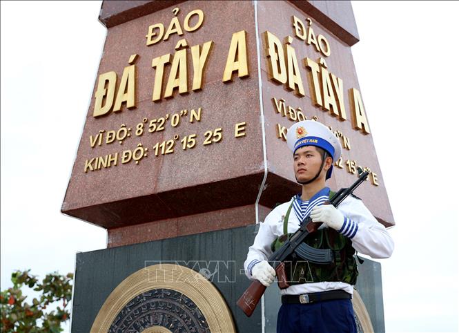 Chiến sĩ hải quân Việt Nam làm nhiệm vụ ở Cột mốc chủ quyền đảo Đá Tây A, Quần đảo Trường Sa. Ảnh: Hồng Đạt - TTXVN
