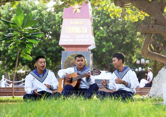 Phút giải lao sau giờ huấn luyện của chiến sĩ đảo Trường Sa. Ảnh: Hồng Đạt - TTXVN
