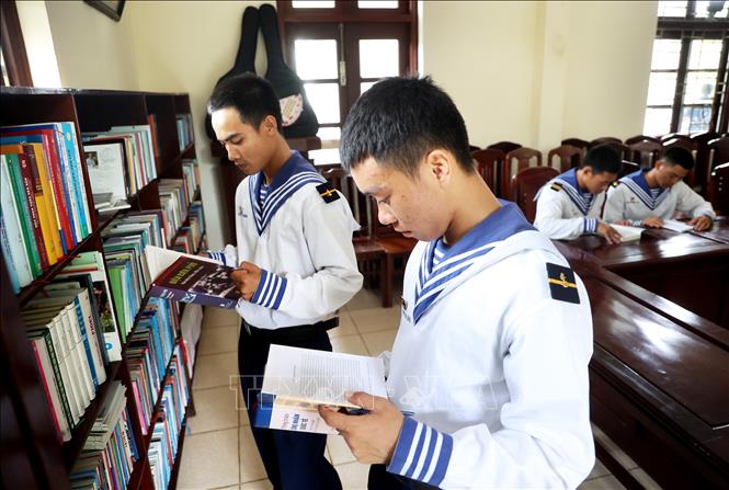 Giờ đọc sách của các chiến sĩ cụm chiến đấu 2, đảo Trường Sa. Ảnh: Hồng Đạt - TTXVN
