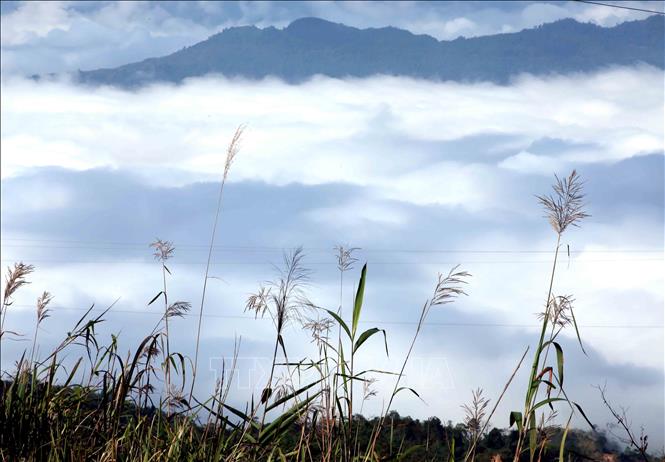 Clouds with different shapes and shades are like soft cotton candy within the mountain peaks. VNA Photo: Quý Trung