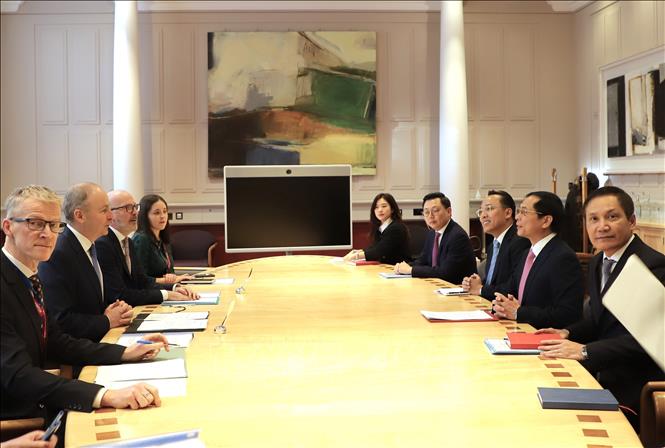 A view of the meeting between Vietnamese Minister of Foreign Affairs Bui Thanh Son and Ireland’s Deputy Prime Minister, Minister for Foreign Affairs and Minister for Defense of Ireland Micheál Martin. VNA Photo: Phong Hà